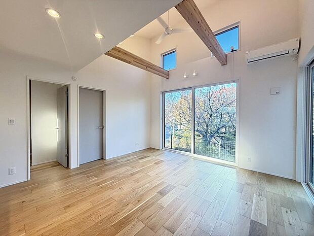 ご家族の思い出を紡ぐリビング。さわやかで心地よい空間は、ご家族が自然と集まります。