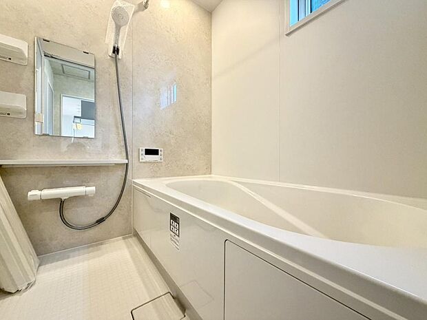 清潔感あるバスルーム。ゆっくりと湯船に浸かり、一日の疲れを癒やしていただけます。