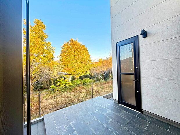 読書やティータイムを愉しむ空間や小さなお子様のお外遊びの場など、多用途に活用できます。