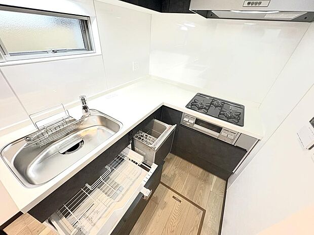 吊戸棚やキッチン下部に収納が設けられており、調味料や食器・調理器具をすっきり収めていただけます。