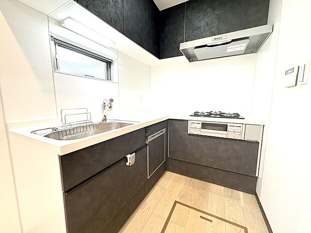 清潔感のあるキッチンスペース。ご家族の笑顔を想像しながら、楽しく調理ができそうです。