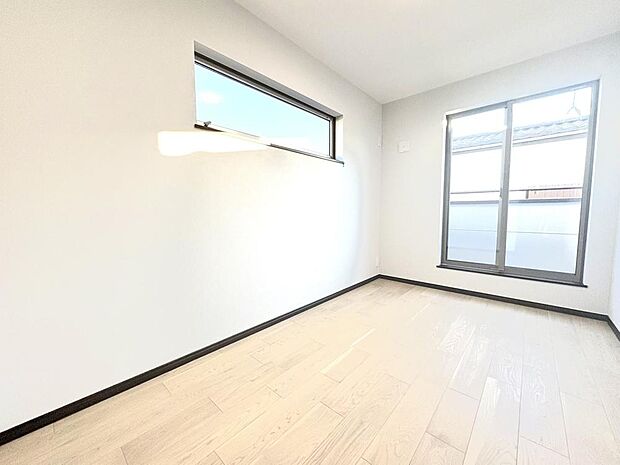 様々なテイストのインテリアと相性の良い、シンプルな内装が採用されています。