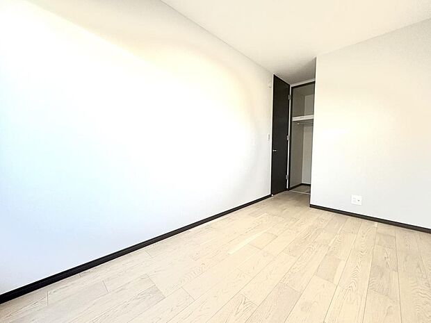 自然光が差し込む洋室。収納が備わっており、子供部屋や在宅ワークスペース等にもおすすめです。