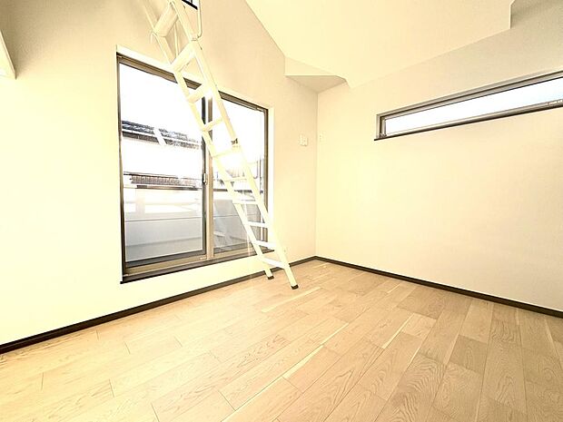 南向きバルコニーに面した洋室。陽光差し込む明るい空間で、のんびりと過ごすことができそうです。