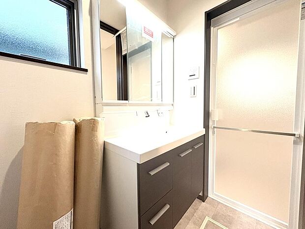 メイクやヘアセットがしやすそうな洗面台が設置されています。