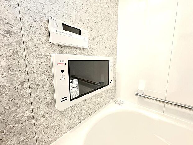 浴室にはTVが付いています。テレビを見ながら、ゆっくりとバスタイムをお楽しみいただけます。