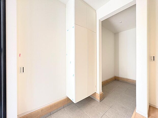 住まいの顏となる玄関。お気に入りの小物や写真を飾ることで、さわやかな気持ちで外出できそうです。