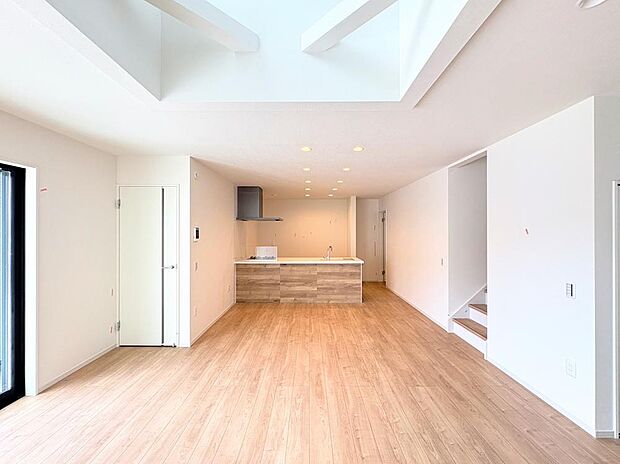 自然と笑顔が溢れるLDKです。お好きな小物や写真を飾り、お住まいづくりをお楽しみください。