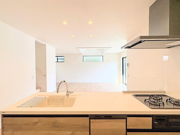 作業スペースが広く、家事がしやすいキッチンです。休日は、ご家族でお料理を楽しめそうです。