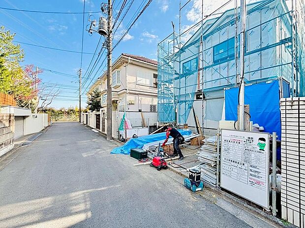 前面道路はアスファルト舗装されています。自転車の走行や、ベビーカーを押して外出する際も快適です。
