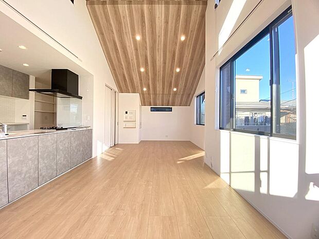 どのような家具を置きたいか、どのようなテイストにしたいかなど、ご家族で相談しながらご見学ください。