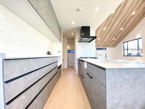 背面にカップボードが設けられており、調理中や食器の片づけの際も、コンパクトな動線が叶います。