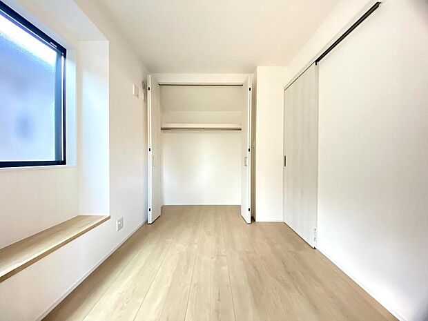 窓から自然光が差し込みます。プライベートな時間も心地よく過ごせそうです。