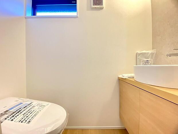 清潔感があるトイレです。仕様の詳細など、気になることはお気軽にお尋ねください。