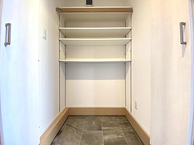 靴を履いたまま入ることができるので、外で利用するお子様の遊び道具やゴルフバックの保管にも便利です。