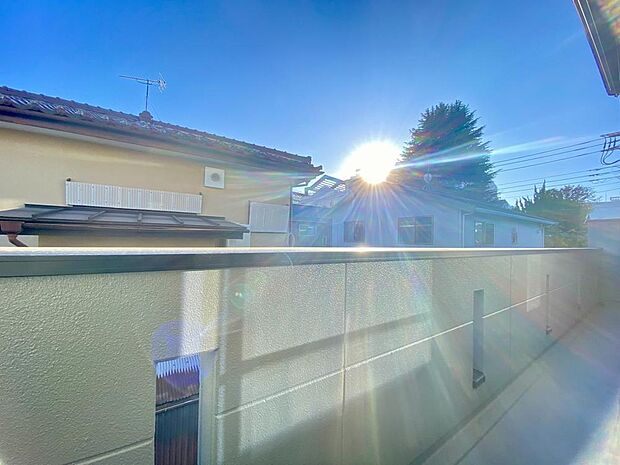 ガーデニングをしたり、家事や仕事の合間に休憩をしたりと、様々な用途で使用できるバルコニーです。