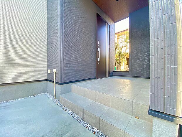 【玄関】奥行きのあるアプローチで、外からの視線が気になりにくい設計です。