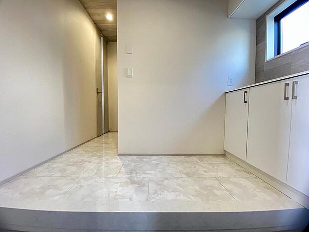 【玄関】シューズクローゼットが備わっています。散らかりがちな玄関まわりをすっきりと保つことができます。