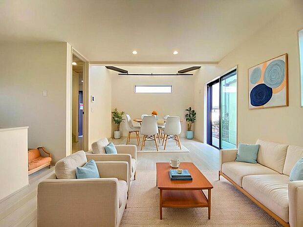 【LDK/約17.12帖】南向きのLDKは、2面採光によって明るさと開放感が広がる、心地よい空間です。ゆっくりとご家族でお寛ぎいただけます。CGにより家具を入れてます。付帯されません。