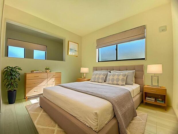 【洋室/約5.25帖】吹き抜けに面した洋室。LDKにいるご家族の気配を感じられる、心地よい空間です。南側に腰高窓が設置されています。CGにより家具を入れてます。付帯されません。