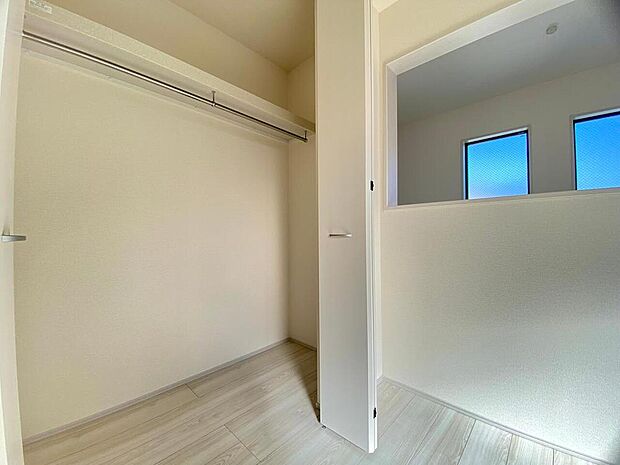 【クローゼット/洋室(約5.25帖)】ハンガーパイプと枕棚が設けられています。丈のある衣類も畳まず収納可能です。ゆとりあるスペースのため、衣類だけでなく季節家電なども収納できそうです。