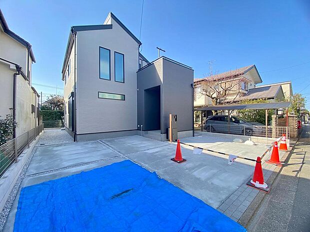 【前面道路含む現地写真】カースペースが設けられています。3台駐車可能です(車種制限有)。