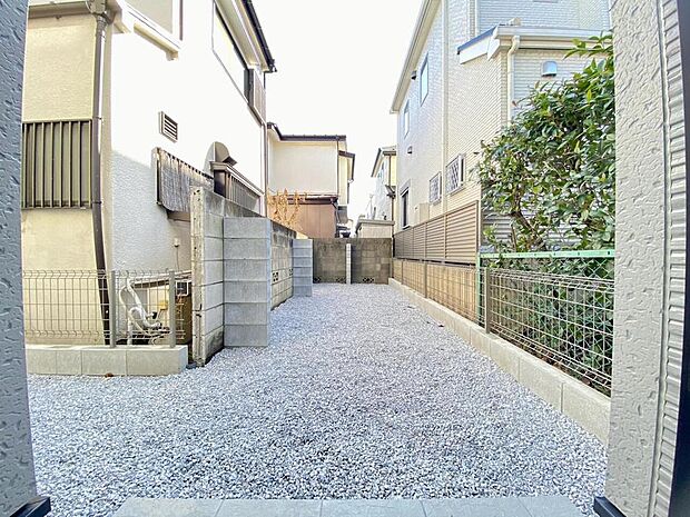 【庭】奥行きがあるお庭。家庭菜園やガーデニング、物置の設置など、用途に応じて活用可能です。