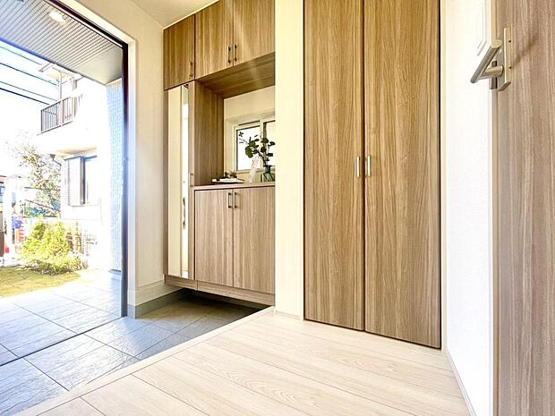 住まいの顏となる玄関。お気に入りの小物や写真を飾ることで、さわやかな気持ちで外出できそうです。