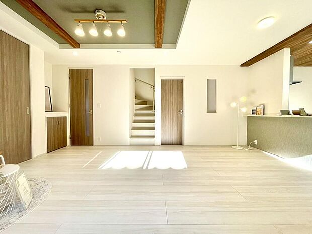 自然と笑顔が溢れるLDKです。お好きな小物や写真を飾り、お住まいづくりをお楽しみください。