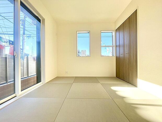 ご家族の写真や季節の花が映える、明るい色合いのフローリングが採用された柔らかな印象のLDKです。