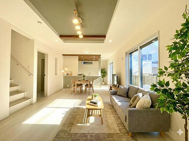 ご家族が自然と顔を合わせる機会が増える、リビング階段を採用されています。CG加工済