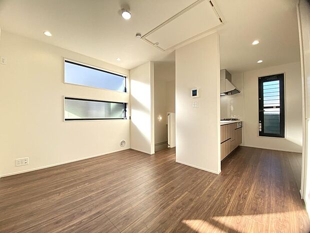 ご家族の写真や季節の花が映える、明るい色合いのフローリングが採用された柔らかな印象のLDKです。