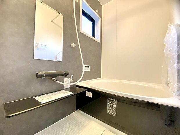 清潔感のある浴室。1日の疲れをゆっくりと癒してくれる空間です。