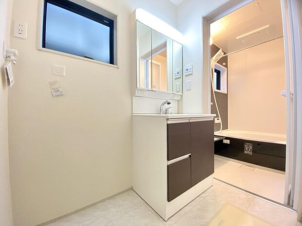 メイクやヘアセットがしやすそうな洗面台が設置されています。