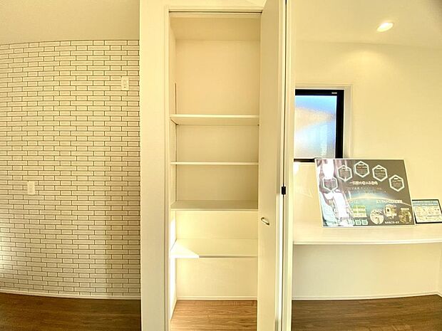 収納スペース付きで、生活感の出やすい場所もすっきり片付きそうです。