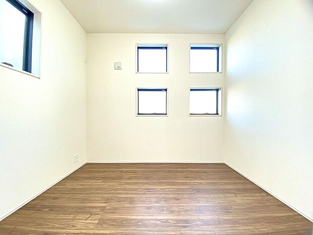 お手入れがしやすい仕様です。普段はフロアモップなどを使って、簡単にお掃除ができそうです。