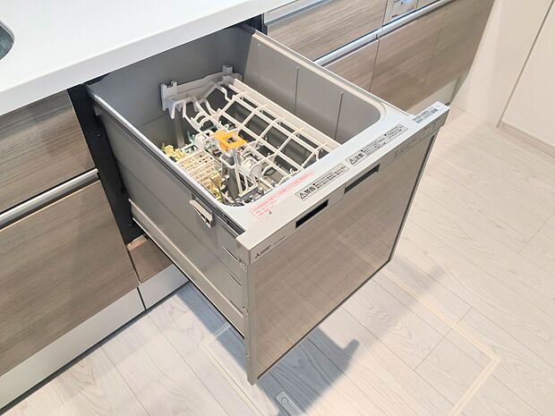 食器洗い乾燥機はビルトインタイプで、キッチンと同じカラーのため、見た目がすっきりとしています。