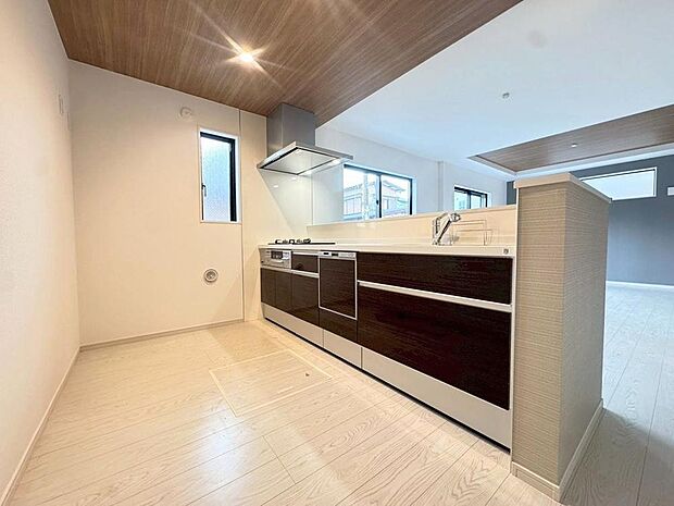 綺麗なキッチンは家事も捗りそうです。ぜひお子様と一緒に、お料理やお菓子作りを楽しんでください。