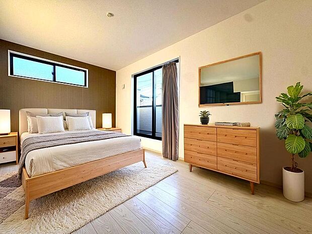 「洋室(約8.9帖)/3号棟」広々としたお部屋で、主寝室にもおすすめ。※実写画像にバーチャルホームステージングで家具を設置した完成予想です。家具の設置には別途費用が発生いたします。