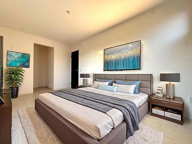 「洋室(約8.9帖)/3号棟」ウォークインクローゼットが設けられている洋室です。※実写画像にバーチャルホームステージングで家具を設置した完成予想です。家具の設置には別途費用が発生いたします。