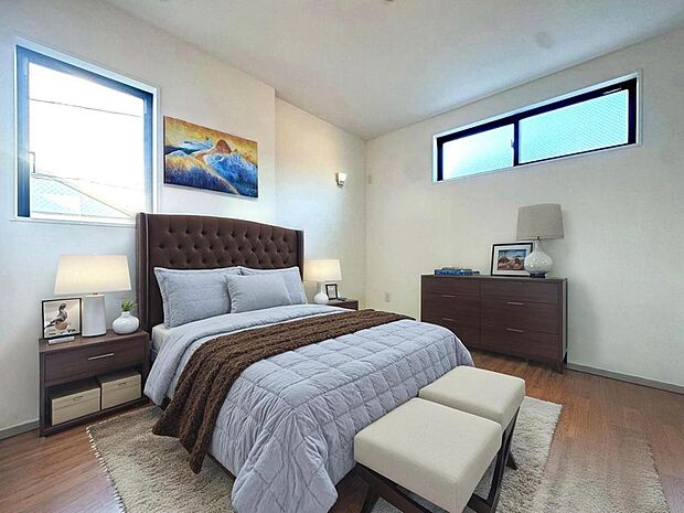 「洋室(約5.3+約4.3帖)/3号棟」2つの窓から陽光が入る、明るいお部屋です。※実写画像にバーチャルホームステージングで家具を設置した完成予想です。家具の設置には別途費用が発生いたします。