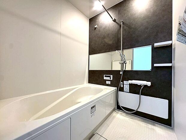 「浴室/3号棟」スタイリッシュな印象のアクセントパネルが施されている浴室で、1日の疲れを癒すことができます。浴室乾燥機付きです。