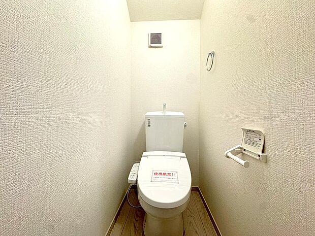 「トイレ」温水洗浄便座付きのトイレです。トイレは各階に設けられており、朝の混み合う時間帯や来客時でも、気兼ねなくご使用いただけます。