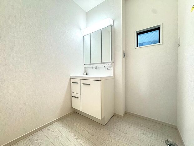 「洗面台・洗面所/3号棟」身支度のしやすい三面鏡タイプの洗面台です。ボウル下の収納スペースには、スキンケア用品などを片付けることができます。