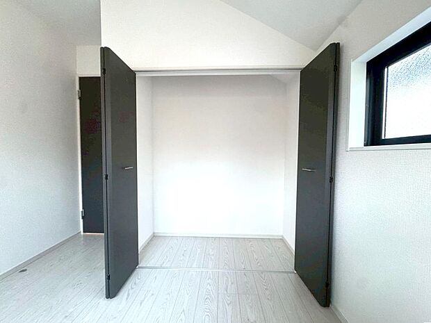 「収納/3号棟」洋室(約5.2帖)の収納です。折れ戸のため、収納の中全体を見渡すことが可能。物の出し入れもスムーズに行えます。