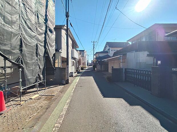 「前面道路含む現地写真」スーパー・コンビニ・ドラッグストアが徒歩8分圏内に位置しており、毎日の買い物に便利なロケーションです。