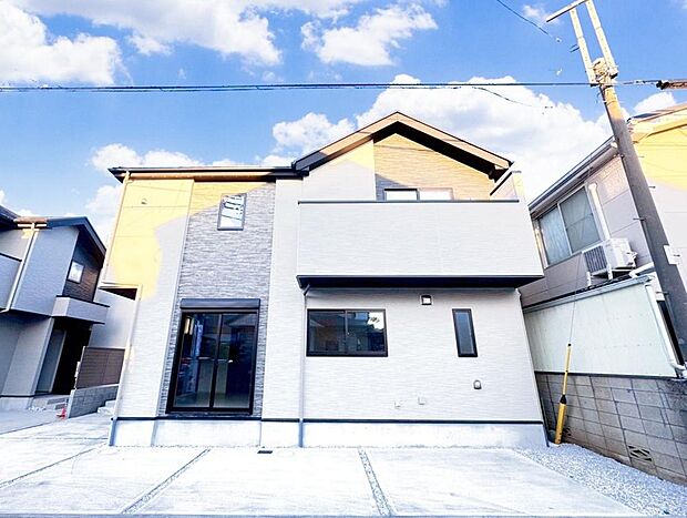 「現地外観写真/3号棟」第一種低層住居専用地域内の、閑静な住宅街に位置しています。穏やかな生活を送ることができそうです。