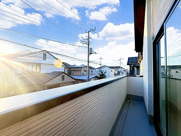 仕事や家事の合間の休憩に、バルコニーから景色を眺めればリフレッシュにもなりそうです。