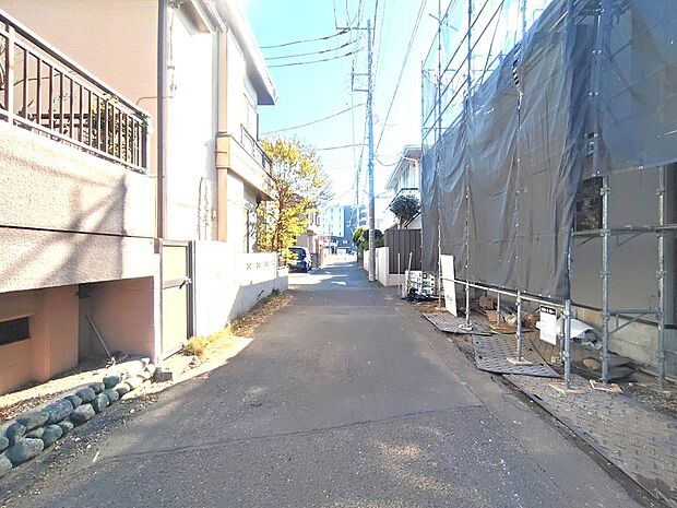 前面道路はアスファルト舗装されています。自転車の走行や、ベビーカーを押して外出する際も快適です。