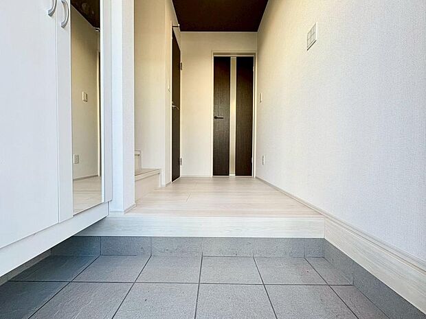 住まいの顏となる玄関。お気に入りの小物や写真を飾ることで、さわやかな気持ちで外出できそうです。